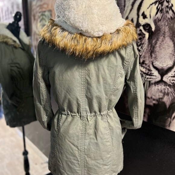 EUC-VERY NICE CHARLOTTE RUSSE OLIVE GREEN THICK ZIP UP COAT WITH FUR HOODIE.SZ S - Picture 3 of 10